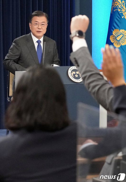 (서울=뉴스1) 이광호 기자 = 문재인 대통령이 10일 오전 청와대 춘추관에서 취임 4주년 특별연설을 마친후 질문을 위해 손을 든 기자를 지명하고 있다. 2021.5.10/뉴스1