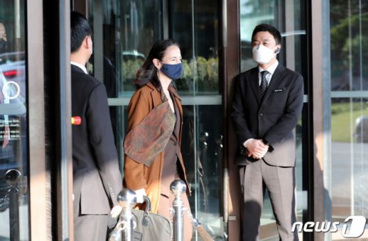 (서울=뉴스1) 박지혜 기자 = 미국의 정보수장 애브릴 헤인스 국가정보국(DNI) 국장이 13일 오전 서울의 한 호텔에서 방한 이틀째 일정을 소화하기 위해 차량으로 이동하고 있다.  헤인스 국장은 방한 기간 문재인 대통령을 예방하고 비무장지대(DMZ)를 방문할 것으로 알려졌다. 2021.5.13/뉴스1