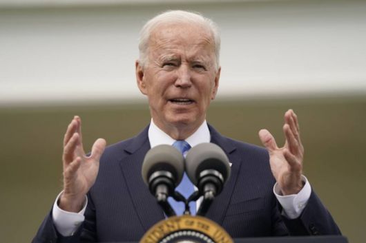 [워싱턴=AP/뉴시스]조 바이든 미국 대통령이 13일(현지시간) 백악관 로즈 가든에서 마스크 의무 착용과 코로나19 대응 최신 지침과 관련해 연설하고 있다. 바이든 대통령은 미 질병통제예방센터(CDC)가 코로나19 백신 접종을 완료한 사람은 실내외를 막론하고 대부분의 경우에 마스크를 쓰지 않아도 된다는 발표에