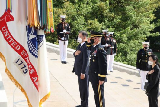 [워싱턴=뉴시스]추상철 기자 = 한미정상회담 참석차 미국 워싱턴을 방문중인 문재인 대통령이 20일 오전(현지시간) 워싱턴D.C. 인근 알링턴 국립묘지 내 무명용사의 묘를 참배하고 있다. 2021.05.20. scchoo@newsis.com