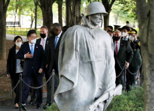 [워싱턴=뉴시스]추상철 기자 = 문재인 대통령이 로이드 오스틴(오른쪽) 미국 국방장관과 21일 오후(현지시간) 미국 워싱턴 한국전 참전기념비 공원에서 열린 한국전 전사자 추모의 벽 착공식에 참석한 후 이동하고 있다. 2021.05.22. scchoo@newsis.com