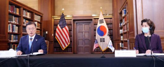 [워싱턴=뉴시스]추상철 기자 = 미국을 방문 중인 문재인 대통령이 21일 오전(현지시간) 미국 워싱턴 미 상무부에서 열린 한미 비즈니스 라운드 테이블 행사에 참석해 발언하고 있다. 오른쪽은 지나 레이몬도 미국 상무장관. 2021.05.21. scchoo@newsis.com