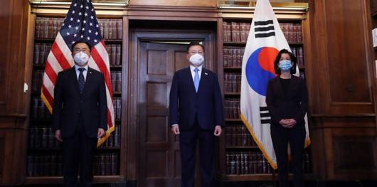 [워싱턴=뉴시스]추상철 기자 = 미국을 방문 중인 문재인 대통령이 21일 오전(현지시간) 미국 워싱턴 미 상무부에서 열린 한미 비즈니스 라운드 테이블 행사에 참석해 문승욱 산업통상자원부장관, 지나 레이몬도 미국 상무장관과 함께 기념촬영을 하고 있다. 2021.05.21. scchoo@newsis.com