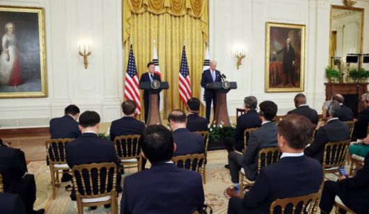 [워싱턴=뉴시스]추상철 기자 = 문재인 대통령과 조 바이든 미국 대통령이 21일 오후(현지시간) 미국 워싱턴 백악관 이스트룸에서 한-미 정상회담 공동기자회견을 하고 있다. 2021.05.22. scchoo@newsis.com