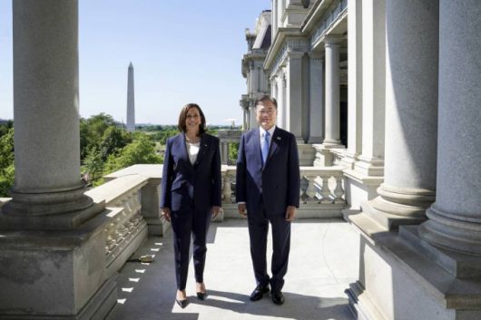 [워싱턴=뉴시스]추상철 기자 = 미국을 방문 중인 문재인 대통령이 21일 오전(현지시간) 미국 워싱턴 아이젠하워 행정동에서 카멀라 해리스 미국 부통령을 접견 중 발코니에서 기념촬영을 하고 있다. 2021.05.22. scchoo@newsis.com