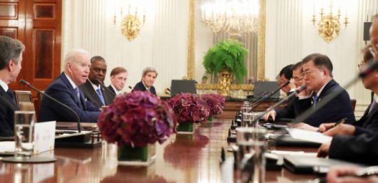 [워싱턴=뉴시스]추상철 기자 = 문재인 대통령과 조 바이든 대통령이 21일 오후(현지시간) 미국 워싱턴 백악관 국빈만찬장에서 확대회담을 하고 있다. 2021.05.22. scchoo@newsis.com