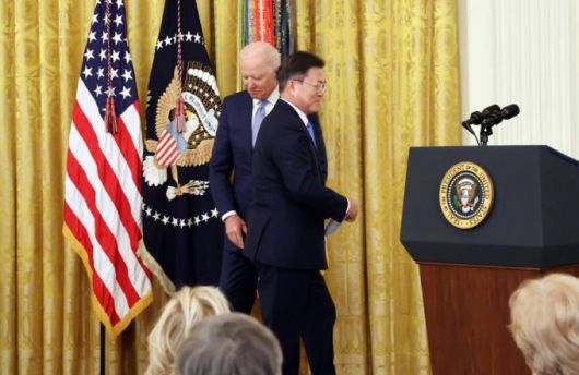 [워싱턴=뉴시스]추상철 기자 = 문재인 대통령이 21일 오후(현지시간) 미국 워싱턴 백악관 이스트룸에서 열린 한국전쟁 명예 훈장 수여식에 참석해 단상으로 오르고 있다. 2021.05.22. scchoo@newsis.com