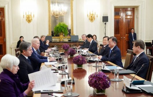 [워싱턴=뉴시스추상철 기자 = 문재인 대통령과 조 바이든 미국 대통령이 21일 오후(현지시간) 미국 워싱턴 백악관 국빈만찬장에서 한-미 정상간 확대회담을 하고 있다. 2021.05.22. scchoo@newsis.com