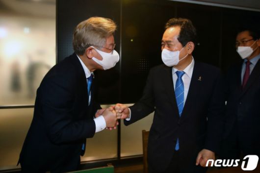 정세균 전 국무총리(오른쪽)와 이재명 경기도지사가 이달 19일 서울 종로구 인사동 마루아트센터에서 열린 고 노무현 전 대통령 서거 12주기 추모 '2021년 사람사는 세상전(展)'을 찾아 주먹인사를 하고 있다. / 사진제공=뉴스1