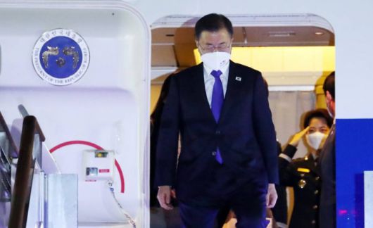 [성남=뉴시스]추상철 기자 = 방미 일정을 마치고 귀국한 문재인 대통령이 23일 오후 경기 성남시 서울공항에 도착해 전용기에서 내려오고 있다. 2021.05.23. scchoo@newsis.com