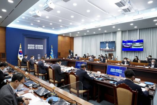 [서울=뉴시스]박영태 기자 = 문재인 대통령이 27일 오후 청와대에서 열린 ‘2021국가재정전략회의’에 참석해 발언하고 있다. 2021.05.27. since1999@newsis.com