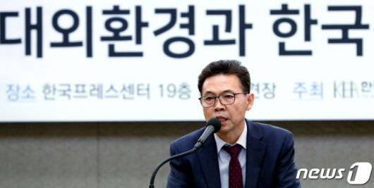 (서울=뉴스1) 박정호 기자 = 홍장표 소득주도성장특위 위원장이 27일 오후 서울 중구 태평로 한국프레스센터에서 열린 ‘급변하는 대외환경과 한국경제의 대응방안’ 한국경제학회-소득주도성장특별위원회 공동토론회에서 인사말을 하고 있다. 2019.8.27/뉴스1