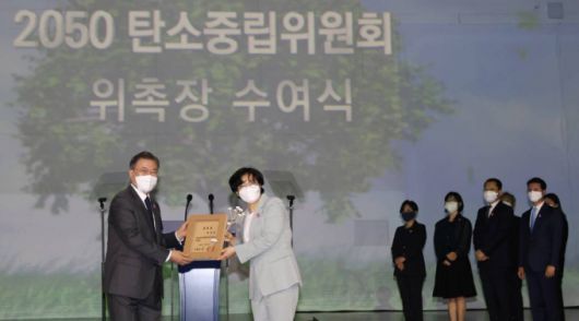 [서울=뉴시스]추상철 기자 = 문재인 대통령이 29일 오후 서울 동대문디자인플라자(DDP)에서 열린 '2050 탄소중립위원회 출범식'에 참석해 윤순진 민간위원장에게 위촉장을 수여하고 있다. 2021.05.29. scchoo@newsis.com