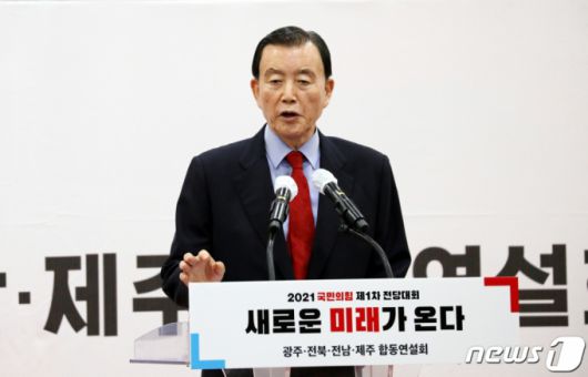 국민의힘 제1차 전당대회 광주·전북·전남·제주 합동연설회가 열린 30일 오후 광주 서구 치평동 김대중컨벤션센터에서 홍문표 당 대표 후보가 발언하고 있다. /사진=뉴스1.