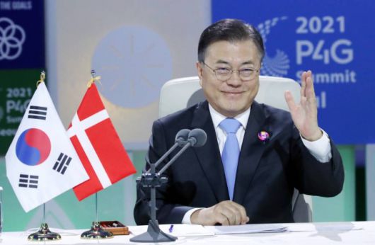 [서울=뉴시스]박영태 기자 = 문재인 대통령이 30일 오후 서울 동대문디자인플라자(DDP)에서 열린 메테 프레데릭센 덴마크 총리와의 한-덴마크 화상 정상회담에 참석해 손을 들어 덴마크 총리에 인사를 하고 있다. 2021.05.30. since1999@newsis.com