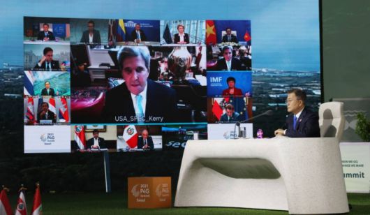 [서울=뉴시스]김진아 기자 = 문재인 대통령이 31일 오후 서울 동대문디자인플라자에서 열린 'P4G 서울 녹색미래 정상회의' 정상토론세션에서 존 케리 미국 대통령 기후특사의 발언을 듣고 있다. 2021.05.31. bluesoda@newsis.com