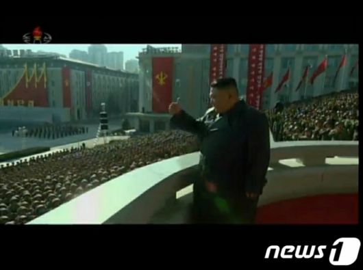 (서울=뉴스1) = 북한 관영 조선중앙TV는 지난 16일 김정은 노동당 총비서가 제8차 당 대회 기념 열병식 참가자들과 기념사진을 찍었다고 17일 보도했다. 김 총비서는 엄지를 치켜들며 열병식 참가자들을 독려하고 나섰다. ('조선중앙TV' 갈무리)