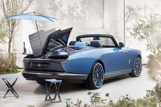 롤스로이스 보트테일의 후면에서 파라솔을 펼친 모습/사진=롤스로이스