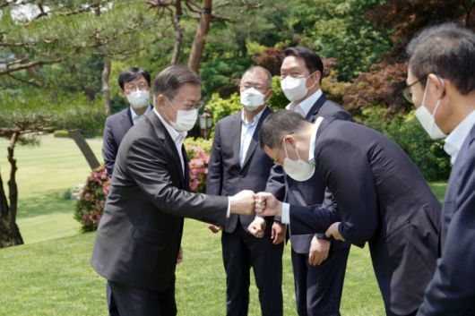 [서울=뉴시스]김진아 기자 = 문재인 대통령이 2일 청와대 상춘재에서 4대 그룹 대표 초청 간담회에 앞서 구광모 LG그룹 회장과 인사를 하고 있다. 2021.06.02. bluesoda@newsis.com