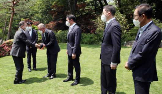 [서울=뉴시스]김진아 기자 = 문재인 대통령이 2일 청와대 상춘재에서 4대 그룹 대표 초청 간담회에 앞서 정의선 현대자동차그룹 회장과 인사를 하고 있다. 오른쪽부터 김기남 삼성전자 부회장, 구광모 LG그룹 회장, 최태원 SK그룹 회장, 정의선 현대자동차그룹 회장, 이호승 정책실장, 문재인 대통령. 2021.06.02. bluesoda@newsis.com