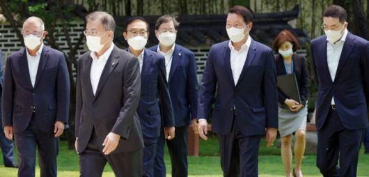 [서울=뉴시스]김진아 기자 = 문재인 대통령이 2일 청와대 상춘재에서 열린 4대 그룹 대표 초청 간담회에 앞서 사전환담을 한 후 4대 그룹 대표와 함께 상춘재로 향하고 있다. 오른쪽부터 구광모 LG그룹 회장, 최태원 SK그룹 회장, 김기남 삼성전자 부회장, 문재인 대통령, 정의선 현대자동차그룹 회장. 2021.06.02. bluesoda@newsis.com