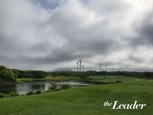 ▲ 레이크 3번 홀은 멀리 보이는 풍력발전기가 티잉그라운드 앞쪽으로 펼쳐진 호수와 어우러지며 골퍼들에게 힐링 뷰를 선사한다./사진=임윤희 기자