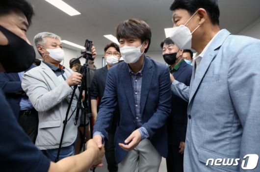 (인천=뉴스1) 정진욱 기자 = 이준석 국민의힘 당대표 후보가 7일 오전 인천시 남동구 국민의힘 인천시당에서 열린 당원 간담회에 참석해 당원들과 인사를 나누고 있다. 2021.6.7/뉴스1