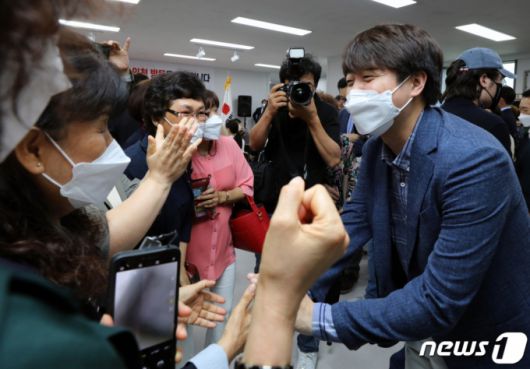 (인천=뉴스1) 정진욱 기자 = 이준석 국민의힘 당대표 후보가 7일 오전 인천시 남동구 국민의힘 인천시당에서 열린 당원 간담회에 참석해 당원들과 인사를 나누고 있다. 2021.6.7/뉴스1