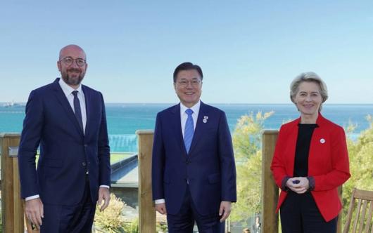 [콘월(영국)=뉴시스]박영태 기자 = 문재인 대통령이 12일(현지시간) 영국 콘월 카비스베이 양자회담장에서 우르줄라 폰데어라이엔(오른쪽) EU 집행위원장과 샤를 미셸(왼쪽) EU 정상회의 상임의장과 한-EU 정상회담을 하고 있다. 2021.06.13. since1999@newsis.com