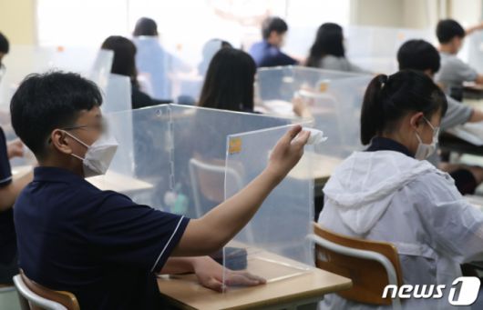 수도권 중학교의 등교수업이 확대 실시된 14일 오전 경기도 수원시 권선구 화홍중학교/사진=뉴스1