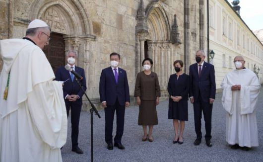 [비엔나(오스트리아)=뉴시스박영태 기자 = 오스트리아를 국빈 방문 중인 문재인 대통령과 김정숙 여사가 15일(현지시간) 오스트리아 비엔나 하일리겐크로이츠 수도원을 알렉산더 판 데어 벨렌 대통령 내외와 방문, 수도원장의 환영사를 듣고 있다. 2021.06.15. since1999@newsis.com