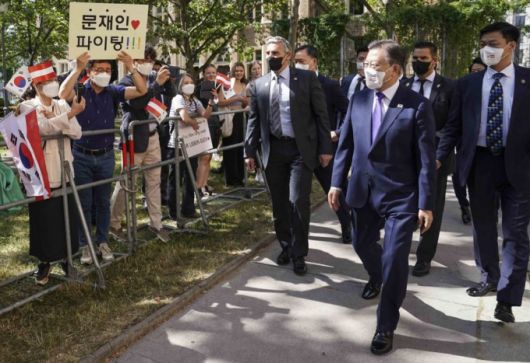 [비엔나(오스트리아)=뉴시스]박영태 기자 = 오스트리아를 국빈 방문 중인 문재인 대통령이 15일(현지시간) 오스트리아 비엔나에서 숙소를 나서며 교민들의 환송을 받고 있다. 2021.06.15. since1999@newsis.com