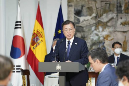 [마드리드(스페인)=뉴시스]박영태 기자 = 스페인을 국빈 방문 중인 문재인 대통령이 16일(현지시간) 스페인 마드리드 몬클로아 총리궁에서 열린 페드로 산체스 총리와의 오찬에 참석해 오찬사를 하고 있다. 2021.06.16. since1999@newsis.com