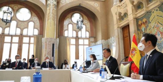 [바르셀로나(스페인)=뉴시스]박영태 기자 = 스페인을 국빈 방문 중인 문재인 대통령이 17일(현지시간) 스페인 바르셀로나 산파우 병원에서 열린 한-스페인 관광산업 라운드테이블에 참석해 발언하고 있다. 2021.06.17. since1999@newsis.com