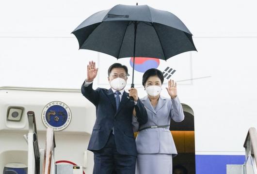 [성남=뉴시스]박영태 기자 = 영국 G7 정상회의와 오스트리아, 스페인 국빈 방문을 마친 문재인 대통령과 김정숙 여사가 18일 경기도 성남시 서울공항에 도착, 전용기에서 내리며 손을 흔들고 있다. 2021.06.18. since1999@newsis.com