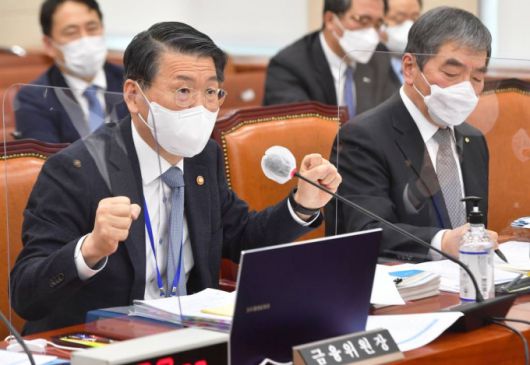 [서울=뉴시스]최동준 기자 = 은성수 금융위원장이 17일 서울 여의도 국회에서 열린 정무위원회의에서 질의에 답변하고 있다. (공동취재사진) 2021.02.17. photo@newsis.com