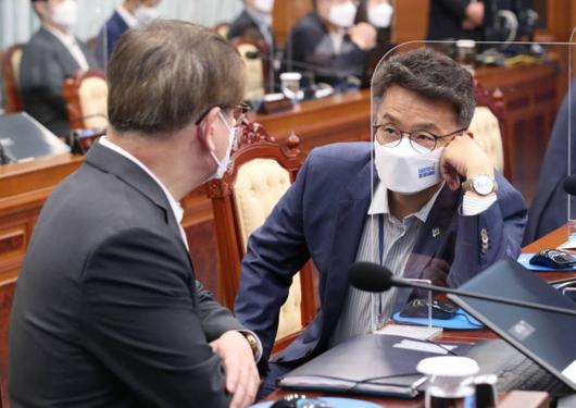 [서울=뉴시스]김진아 기자 = 서훈 국가안보실장과 이철희 정무수석이 22일 오전 청와대에서 열린 국무회의에 참석해 이야기를 나누고 있다. 2021.06.22. bluesoda@newsis.com