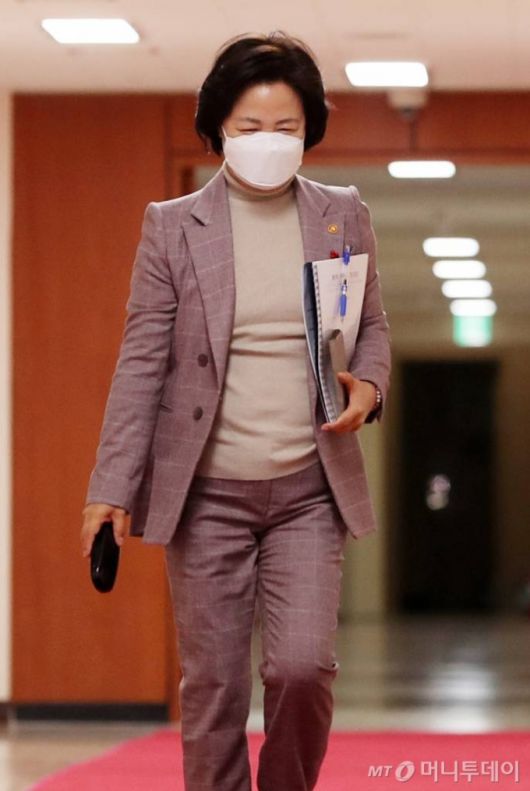 추미애 법무부 장관이 5일 오전 서울 종로구 정부청사에서 열린 올해 첫 국무회의에 참석하고 있다. /사진=김휘선 기자 hwijpg@