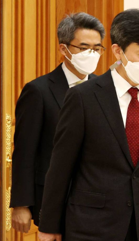 [서울=뉴시스]김진아 기자 = 부동산 투기 의혹이 일었던 김기표 청와대 반부패비서관이 27일 문재인 대통령에게 사의를 표명했다. 박수현 청와대 국민소통수석은 이날 춘추관 브리핑을 통해 이같이 밝히며