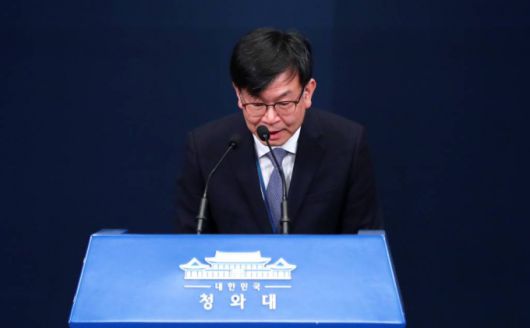 [서울=뉴시스]추상철 기자 = 사임한 김상조 전 청와대 정책실장이 29일 오전 청와대 춘추관 브리핑룸에서 고개숙여 인사하고 있다. 2021.03.29. scchoo@newsis.com