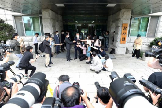 [서울=뉴시스]조성우 기자 = 최재형 감사원장이 28일 오전 서울 종로구 감사원에 출근하며 취재진 질문을 받고 있다. 2021.06.28. xconfind@newsis.com