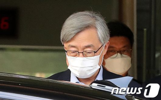 (서울=뉴스1) 박지혜 기자 = 최재형 감사원장이 23일 오후 서울 종로구 삼청동 감사원에서 퇴근하고 있다. 2021.6.23/뉴스1