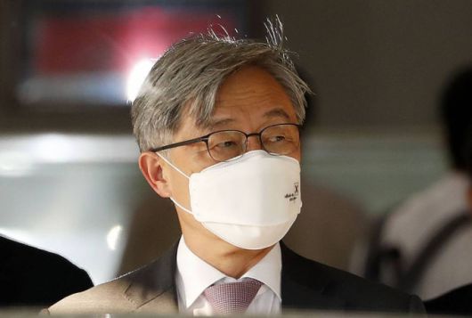 [서울=뉴시스]홍효식 기자 = 최재형 감사원장이 21일 오후 서울 종로구 감사원에서 퇴근하고 있다. 2021.06.21. yesphoto@newsis.com