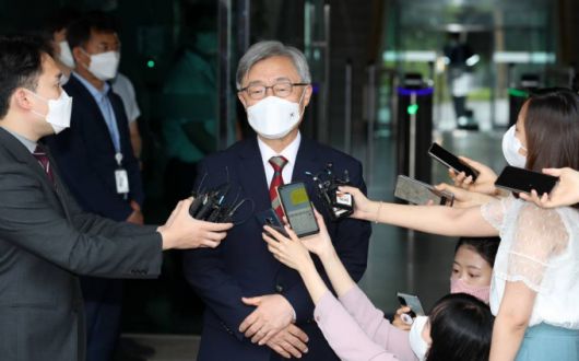 [서울=뉴시스]조성우 기자 = 최재형 감사원장이 28일 오전 서울 종로구 감사원에 출근하며 취재진 질문에 답하고 있다. 2021.06.28. xconfind@newsis.com