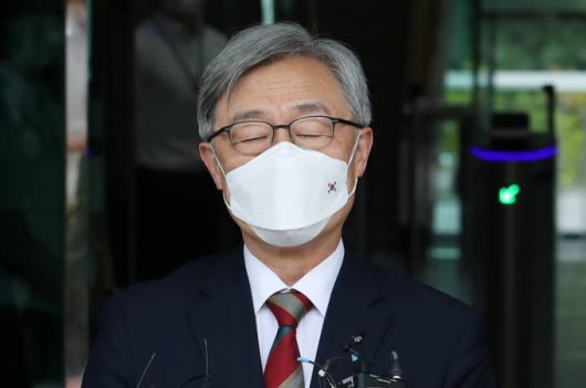 [서울=뉴시스]조성우 기자 = 최재형 감사원장이 28일 오전 서울 종로구 감사원에 출근하며 취재진 질문을 받다 잠시 눈을 감고 있다. 2021.06.28. xconfind@newsis.com