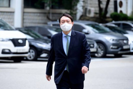 윤석열 전 검찰총장이 5일 오후 서울 관악구 서울대 공학관으로 주한규 원자핵공학과 교수를 만나기 위해 이동하고 있다. / 사진제공=뉴시스