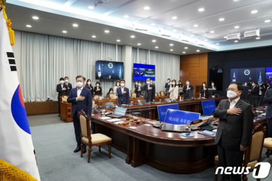 (서울=뉴스1) 이광호 기자 = 문재인 대통령이 6일 오전 청와대에서 열린 국무회의에서 국기에 경례를 하고 있다. 2021.7.6/뉴스1