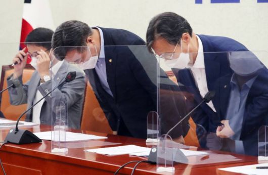 더불어민주당 윤호중 원내대표와 유동수 정책위원회 수석부의장이 이달 6일 오전 서울 여의도 국회에서 열린 원내대책회의에서 인사를 하고 있다. / 사진제공=뉴시스