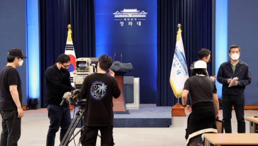 [서울=뉴시스]박영태 기자 = 청와대 및 방송 관계자들이 9일 오후 청와대 춘추관 대브리핑룸에서 10일 있을 문재인 대통령의 취임 4주년 특별연설을 준비하고 있다. 2021.05.09. since1999@newsis.com