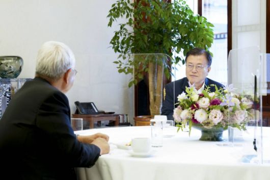 [서울=뉴시스] 문재인 대통령이 12일 청와대 관저에서 로마 가톨릭 교황청 성직자성 장관에 임명된 유흥식 대주교와 면담하고 있다. (사진=청와대 제공) 2021.07.12. photo@newsis.com *재판매 및 DB 금지